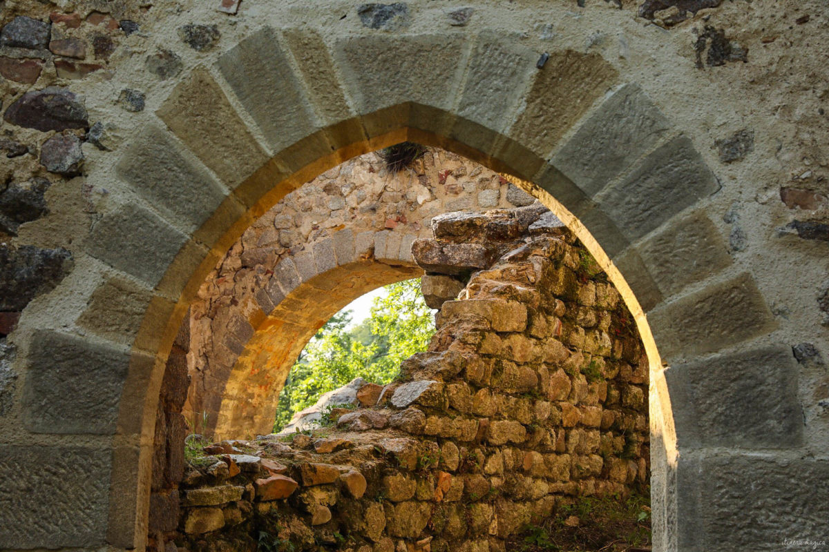 Que voir dans la Loire ? Châteaux des gorges de la Loire, randonnées en Forez, artisanat et spécialités de la Loire, villages de caractère.