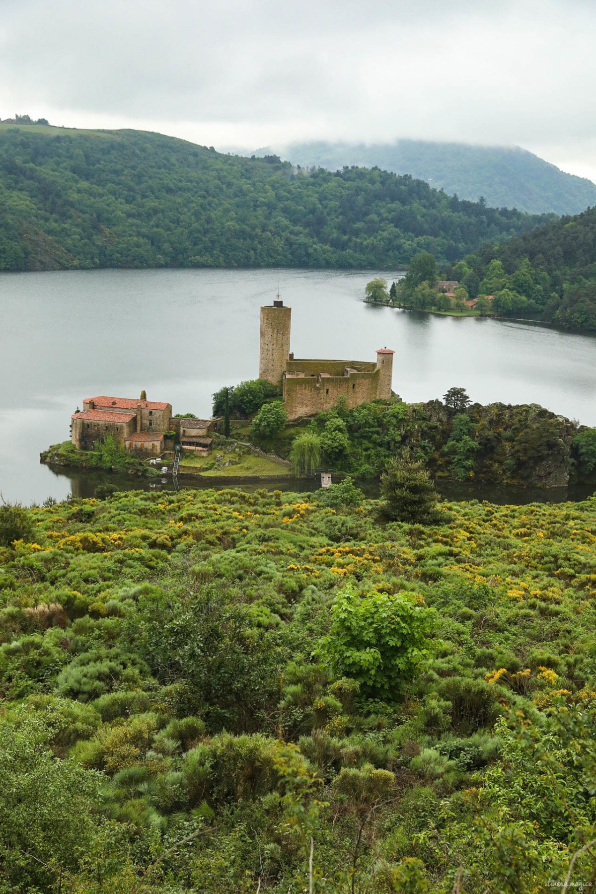 Château de Grangent. Que voir dans la Loire ? Châteaux des gorges de la Loire, randonnées en Forez, artisanat et spécialités de la Loire, villages de caractère.