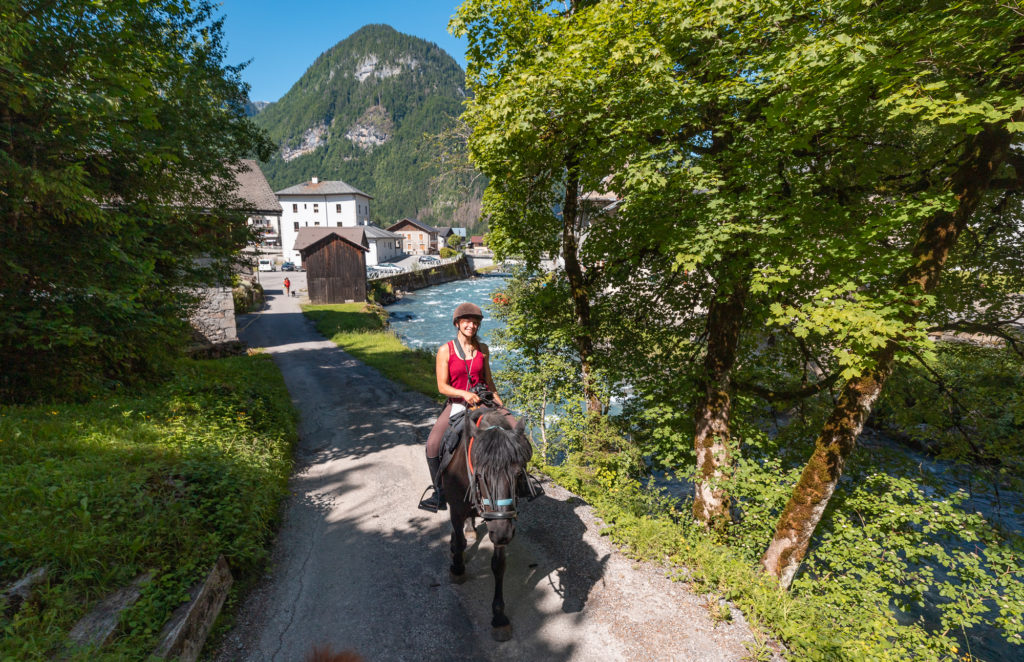 Le cirque du fer à cheval en randonnée équestre, à cheval