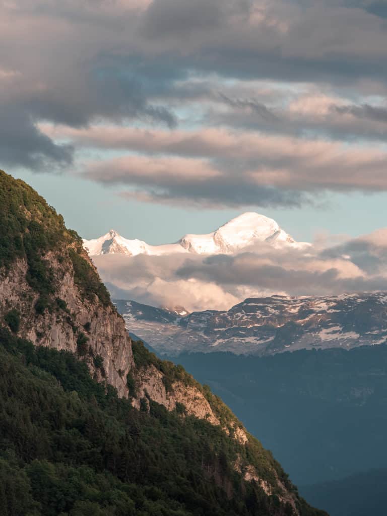 randonnée équestre à praz de lys sommand en haute savoie avec vue sur le mont blanc