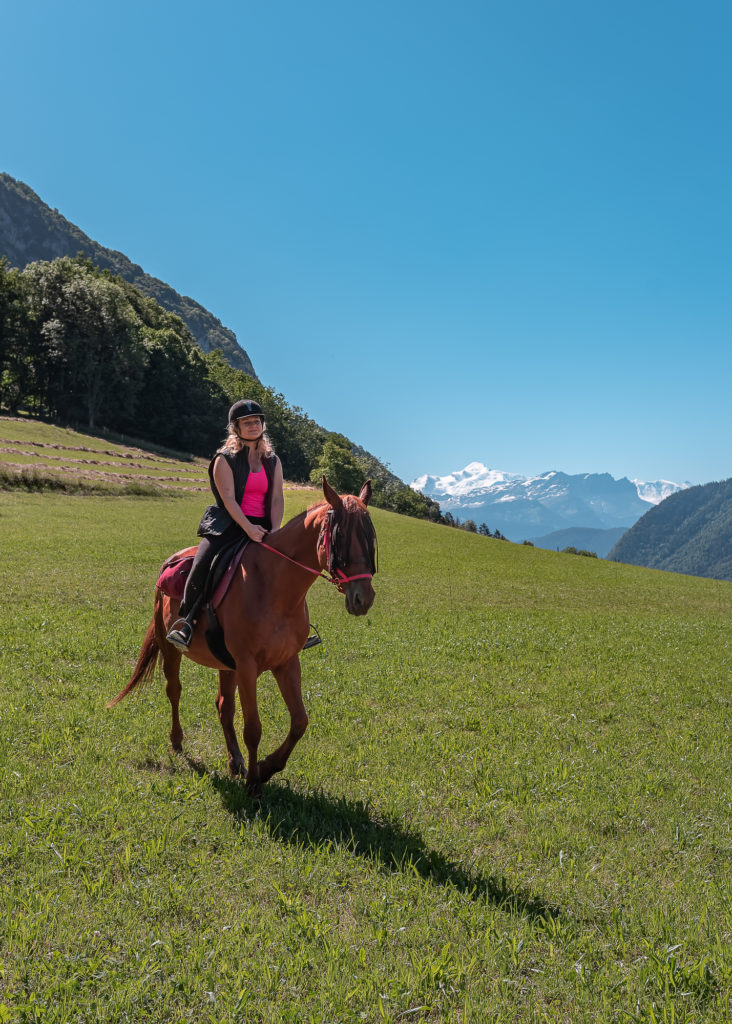 randonnée équestre à praz de lys sommand en haute savoie avec vue sur le mont blanc