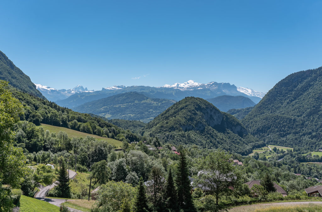 randonnée équestre à praz de lys sommand en haute savoie avec vue sur le mont blanc