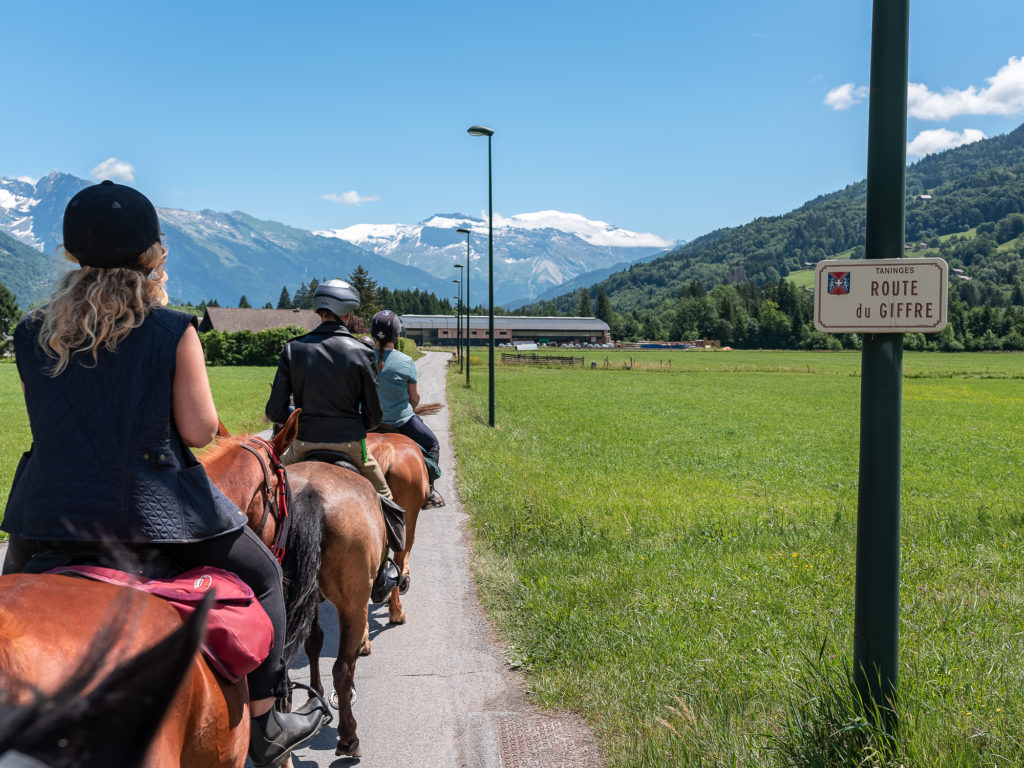 Le cirque du fer à cheval en randonnée équestre, à cheval