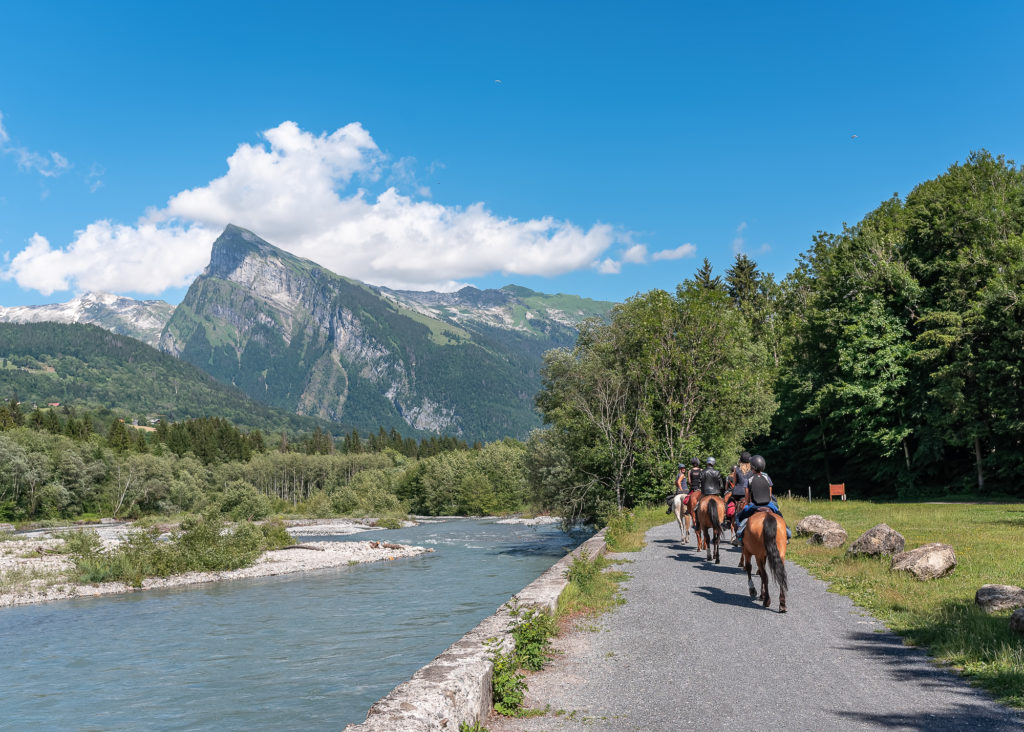 Rando équestre dans la vallée du Giffre en Haute Savoie