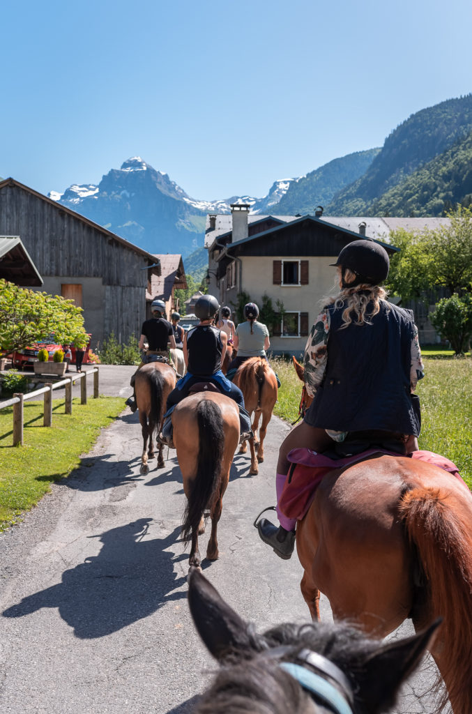 Le cirque du fer à cheval en randonnée équestre, à cheval