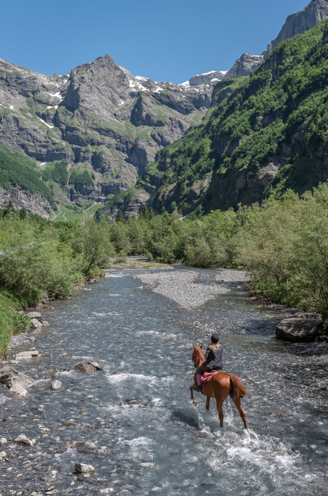 Le cirque du fer à cheval en randonnée équestre, à cheval