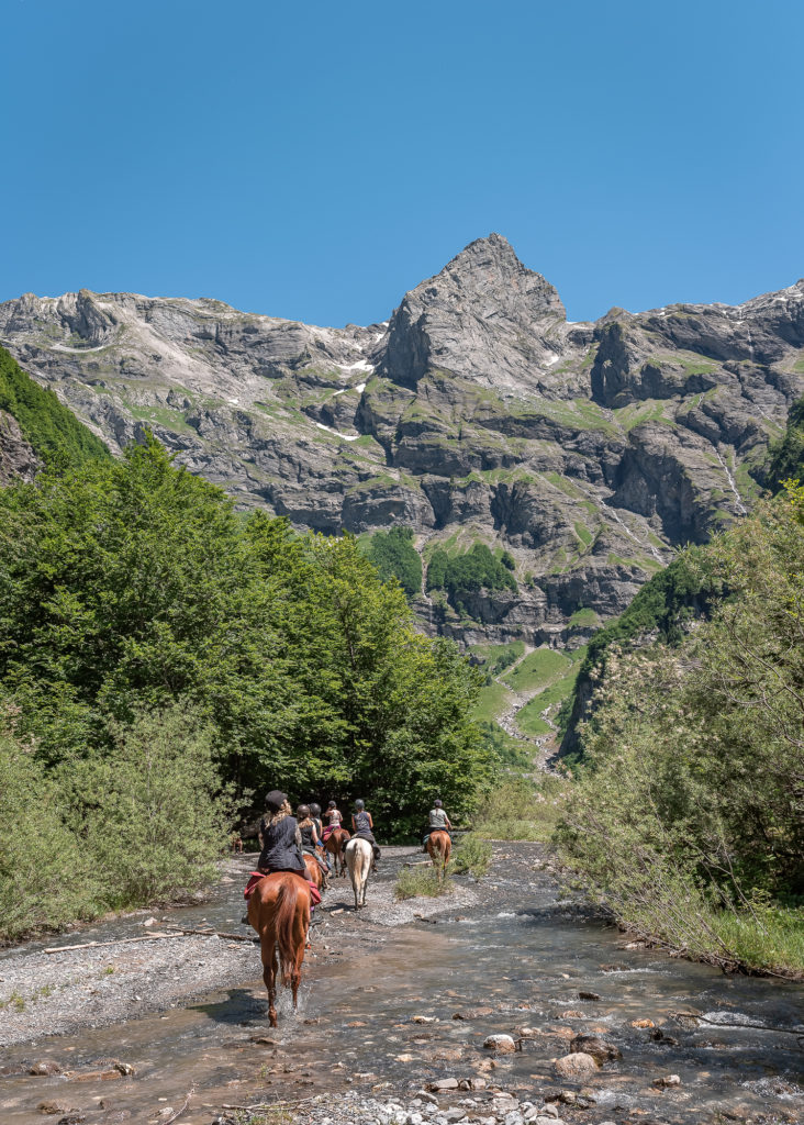 Le cirque du fer à cheval en randonnée équestre, à cheval