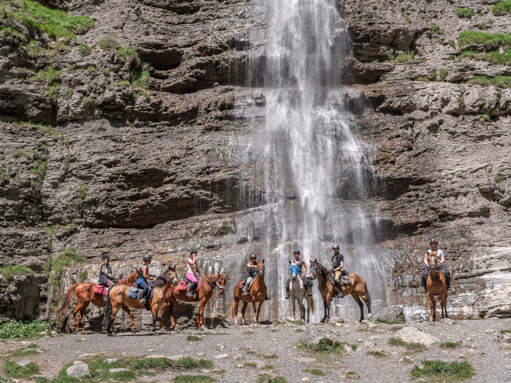 Randonnée équestre dans les montagnes du Giffre en Haute Savoie : jusqu'au cirque du Fer à Cheval à cheval. 