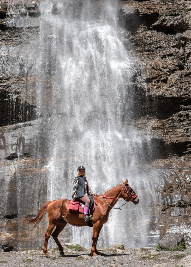 Le cirque du fer à cheval en randonnée équestre, à cheval