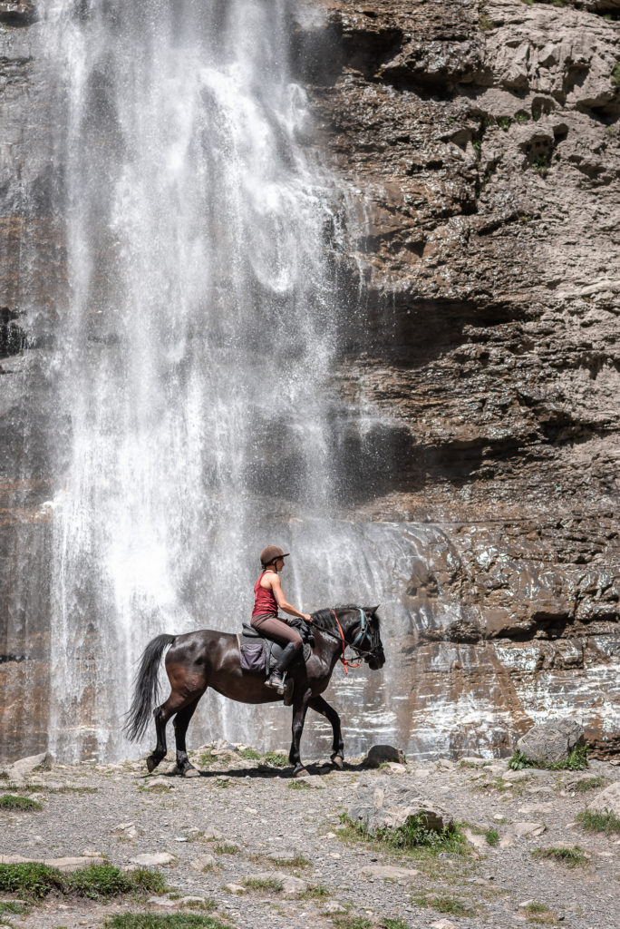 Randonnée équestre dans les montagnes du Giffre en Haute Savoie : jusqu'au cirque du Fer à Cheval à cheval. 