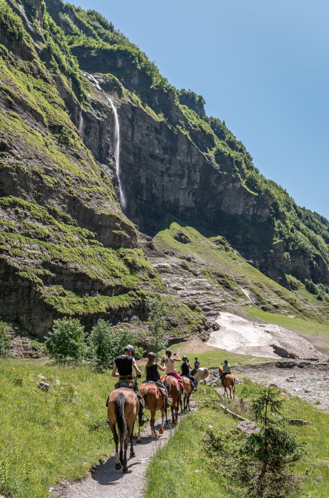 Le cirque du fer à cheval en randonnée équestre, à cheval