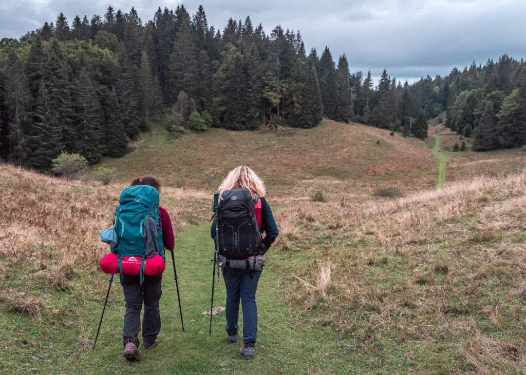 Trois jours de randonnée trek dans le Jura, en autonomie avec bivouac. Itinéraire de randonnée sur les crêtes du Jura autour de Lélex