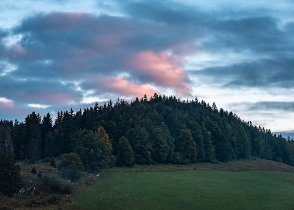 Trois jours de randonnée trek dans le Jura, en autonomie avec bivouac. Itinéraire de randonnée sur les crêtes du Jura autour de Lélex