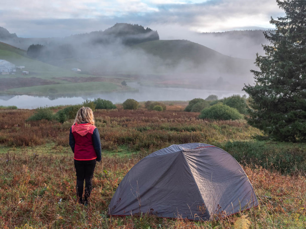 Trois jours de randonnée trek dans le Jura, en autonomie avec bivouac. Itinéraire de randonnée sur les crêtes du Jura autour de Lélex