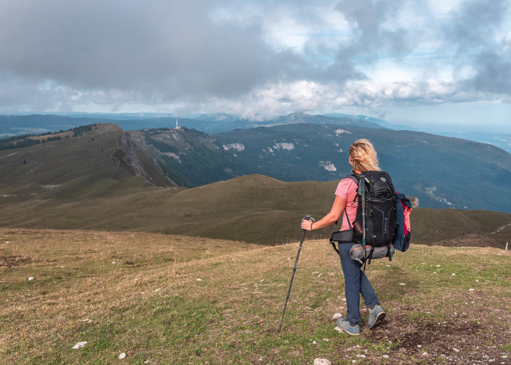 Trois jours de randonnée trek dans le Jura, en autonomie avec bivouac. Itinéraire de randonnée sur les crêtes du Jura autour de Lélex