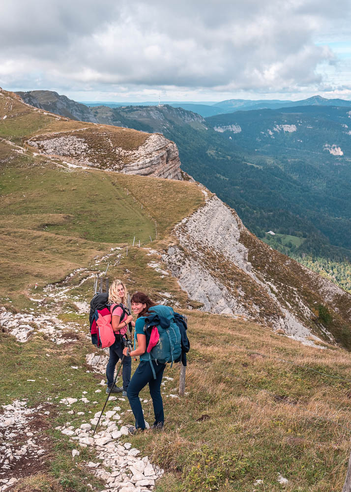 Trois jours de randonnée trek dans le Jura, en autonomie avec bivouac. Itinéraire de randonnée sur les crêtes du Jura autour de Lélex