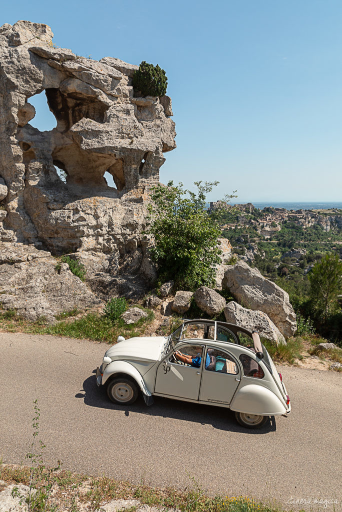 Road trip rétro en voiture ancienne dans les Alpilles : que voir dans les Alpilles ? Explorer les Alpilles en 2 CV