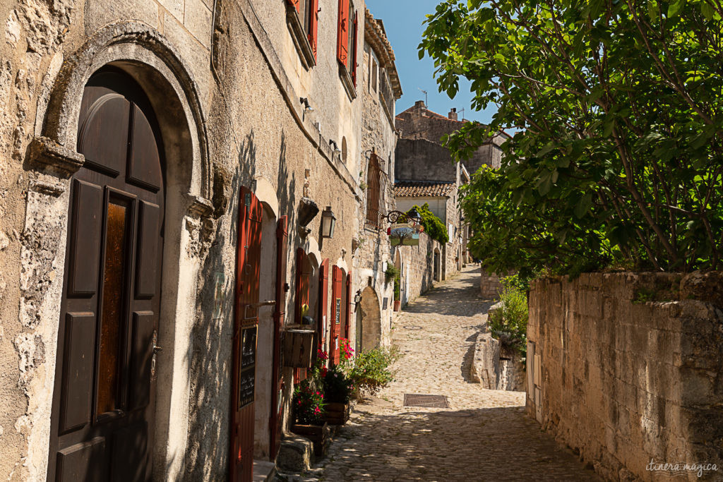 Road trip rétro en voiture ancienne dans les Alpilles : que voir dans les Alpilles ? Explorer les Alpilles en 2 CV