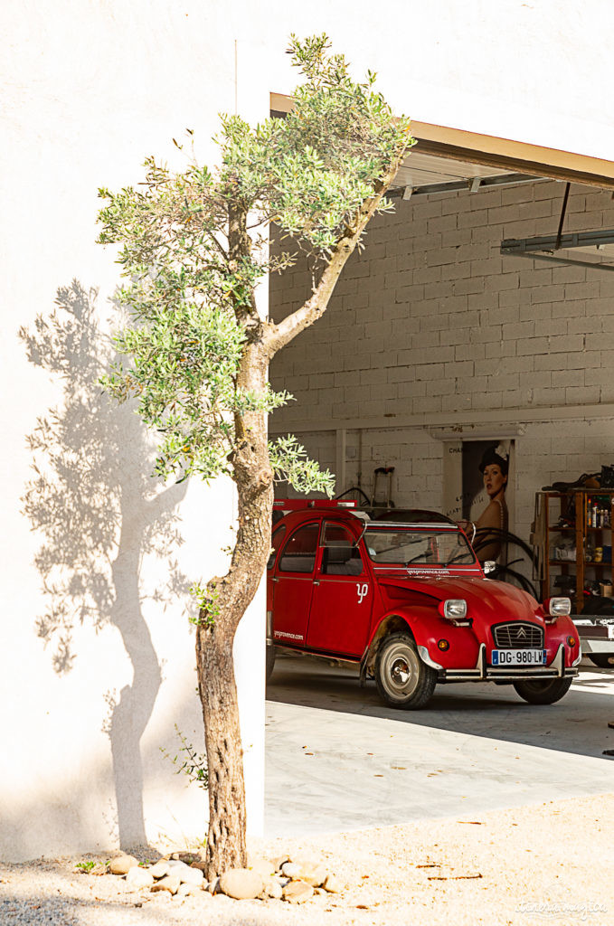 Road trip rétro en voiture ancienne dans les Alpilles : que voir dans les Alpilles ? Explorer les Alpilles en 2 CV