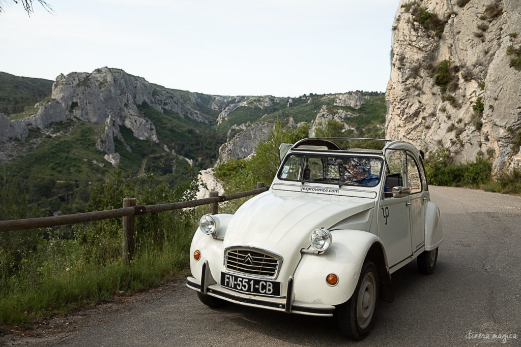 Road trip rétro en voiture ancienne dans les Alpilles : que voir dans les Alpilles ? Explorer les Alpilles en 2 CV