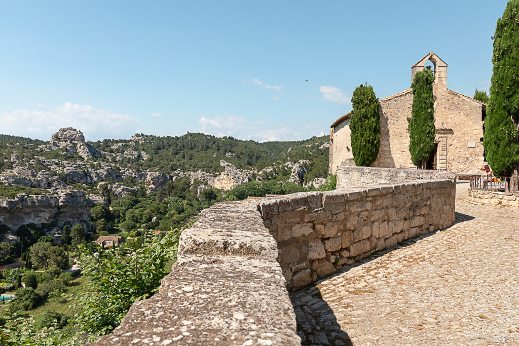 Road trip rétro en voiture ancienne dans les Alpilles : que voir dans les Alpilles ? Explorer les Alpilles en 2 CV