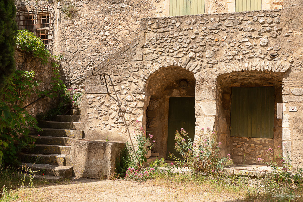 Road trip rétro en voiture ancienne dans les Alpilles : que voir dans les Alpilles ? Explorer les Alpilles en 2 CV