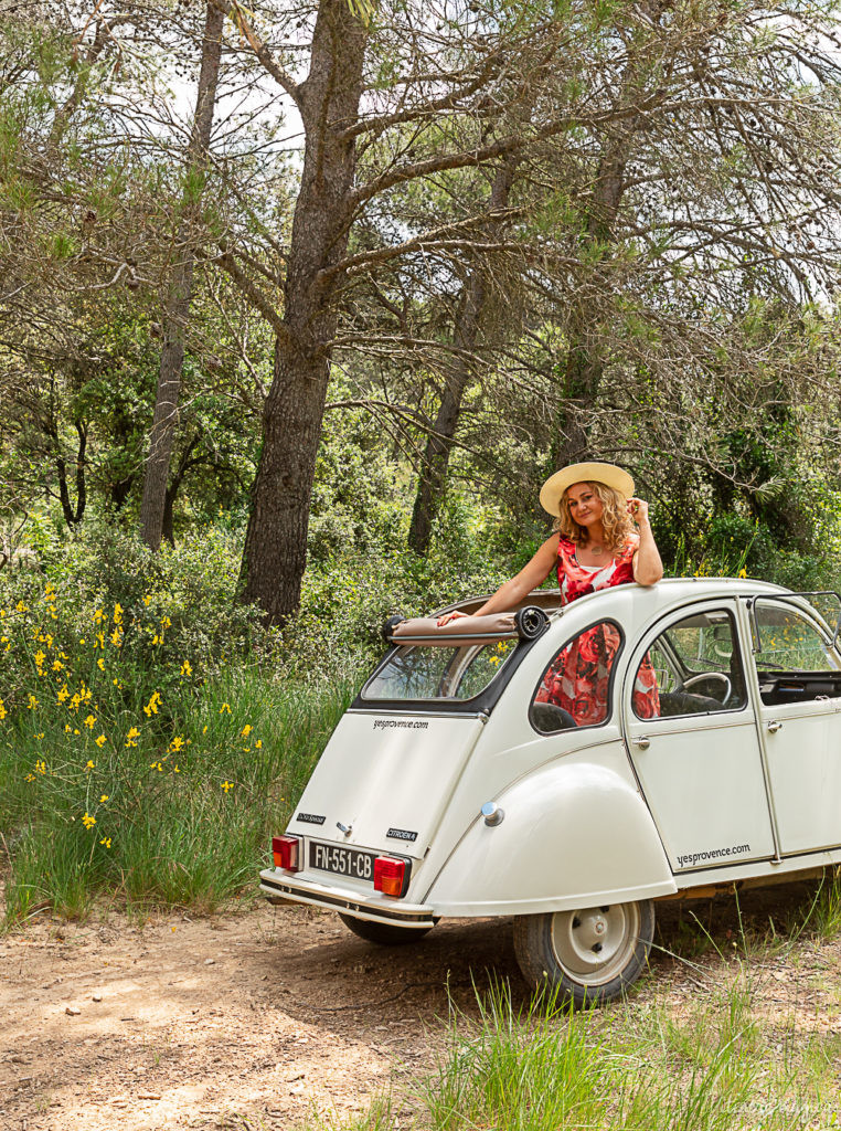 Road trip rétro en voiture ancienne dans les Alpilles : que voir dans les Alpilles ? Explorer les Alpilles en 2 CV