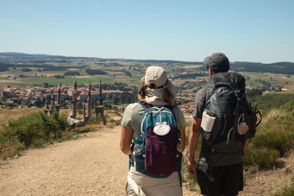 Partez sur la voie du Puy, du Puy-en-Velay à Conques : 210 km sur le GR65 à travers gorges, Aubrac et villages d’Aveyron. Conseils, récit et infos pratiques pour vivre le chemin de Compostelle.