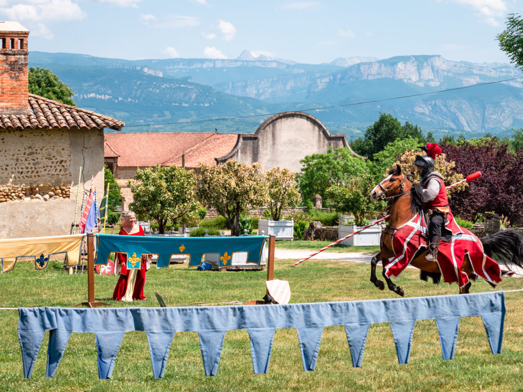 A cheval à Saint Marcellin Vercors Isère : chemins de Mandrin, randonnées équestres et aventures équines. 