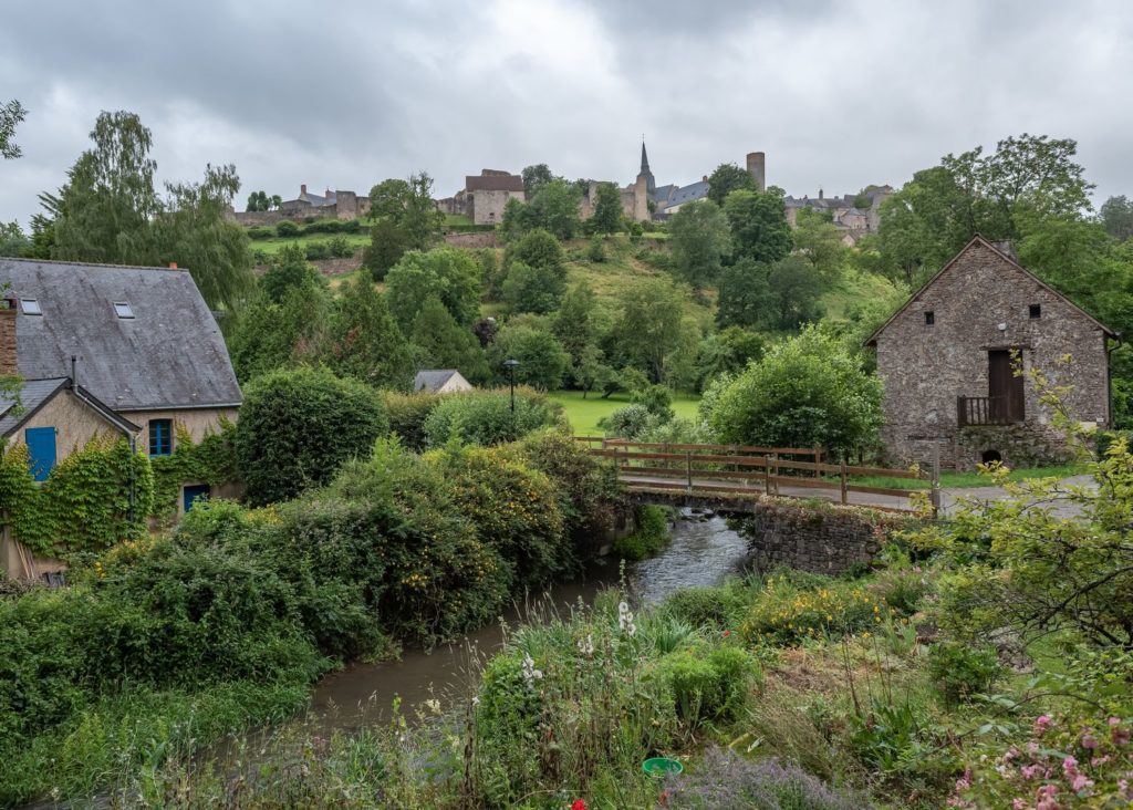 Blog sur la Mayenne, que voir en Mayenne : sainte suzanne chemin des moulins