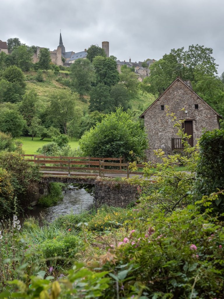 Blog sur la Mayenne, que voir en Mayenne : sainte suzanne chemin des moulins