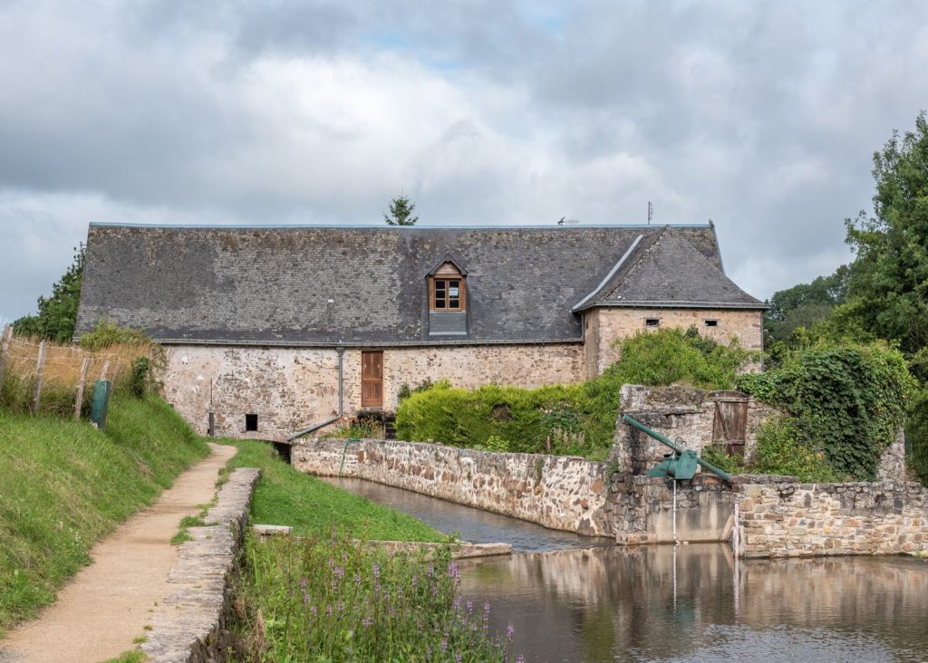 Blog sur la Mayenne, que voir en Mayenne : sainte suzanne chemin des moulins