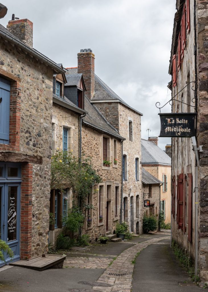 Blog sur la Mayenne, que voir en Mayenne : sainte suzanne chemin des moulins