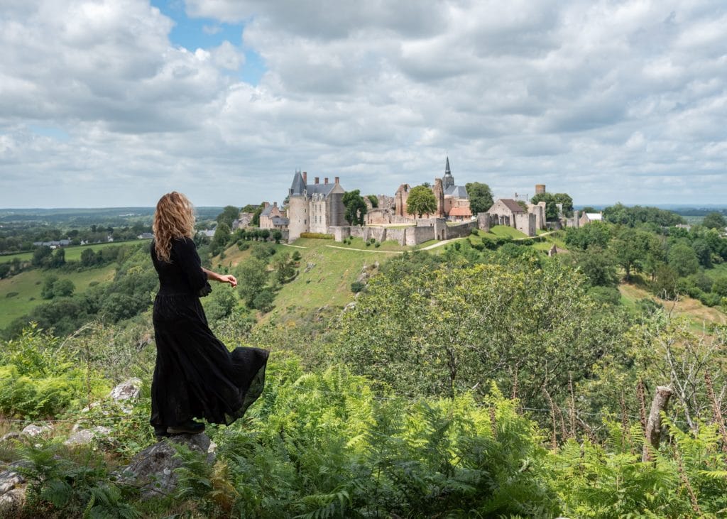 Blog sur un séjour en Mayenne, entre Sainte Suzanne, Château Gontier, tourisme équestre, cabanes et bonnes adresses. Que faire et que voir en Mayenne ?