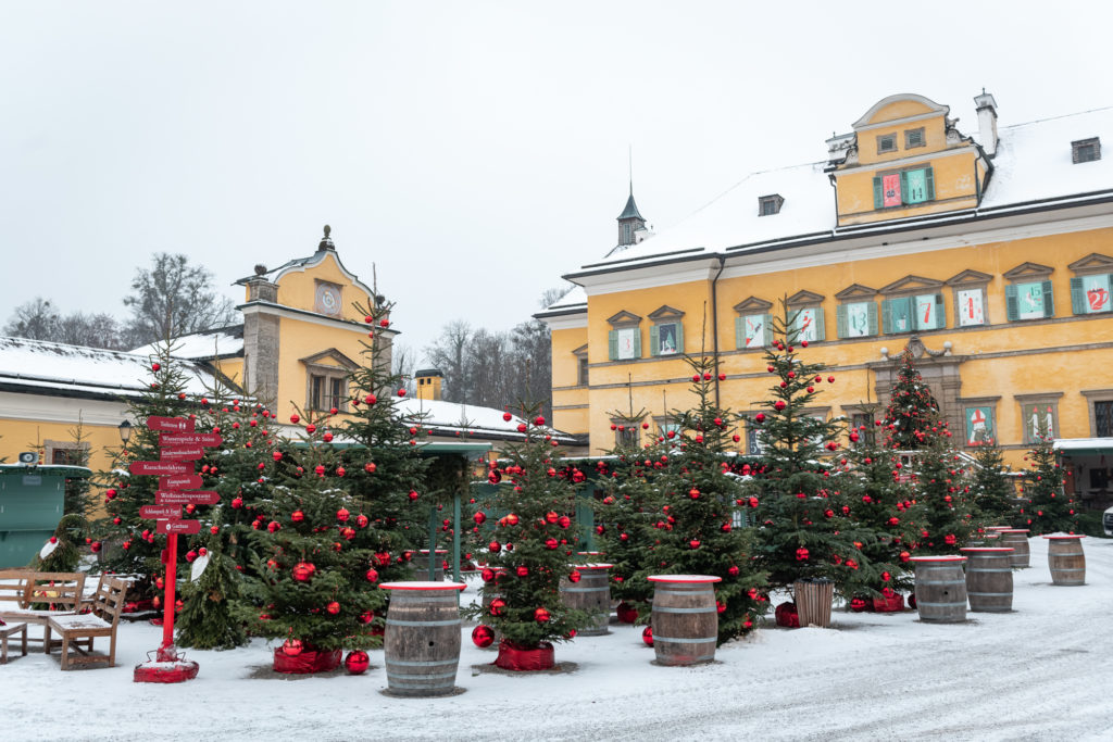 Visiter Salzbourg en hiver : les plus beaux marchés de Noël de Salzbourg, à voir en décembre. Marché de noël du château de Hellbrunn