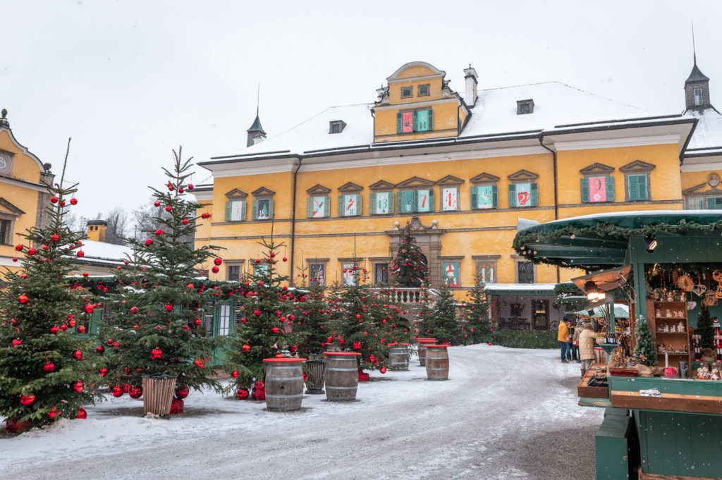 Visiter Salzbourg en hiver : les plus beaux marchés de Noël de Salzbourg, à voir en décembre. Marché de noël du château de Hellbrunn