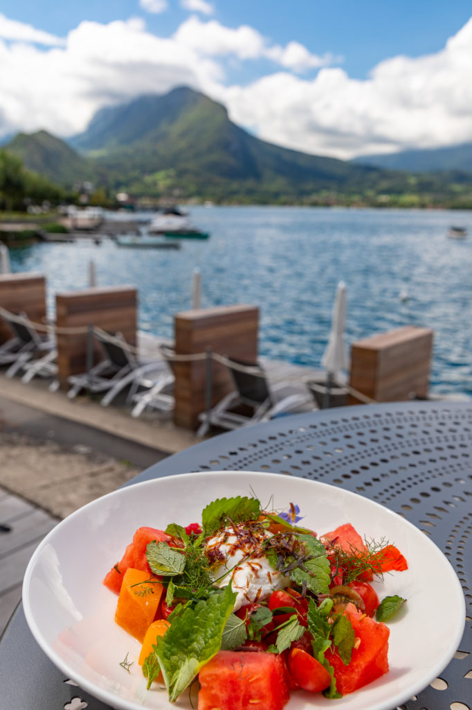 Que voir et que faire sur le lac d'Annecy? Les joyaux du lac d'Annecy : Talloires, un tour en bateau sur le lac d'Annecy, un vol en parapente à la Forclaz, de très bonnes adresses secrètes au bord du lac d'Annecy