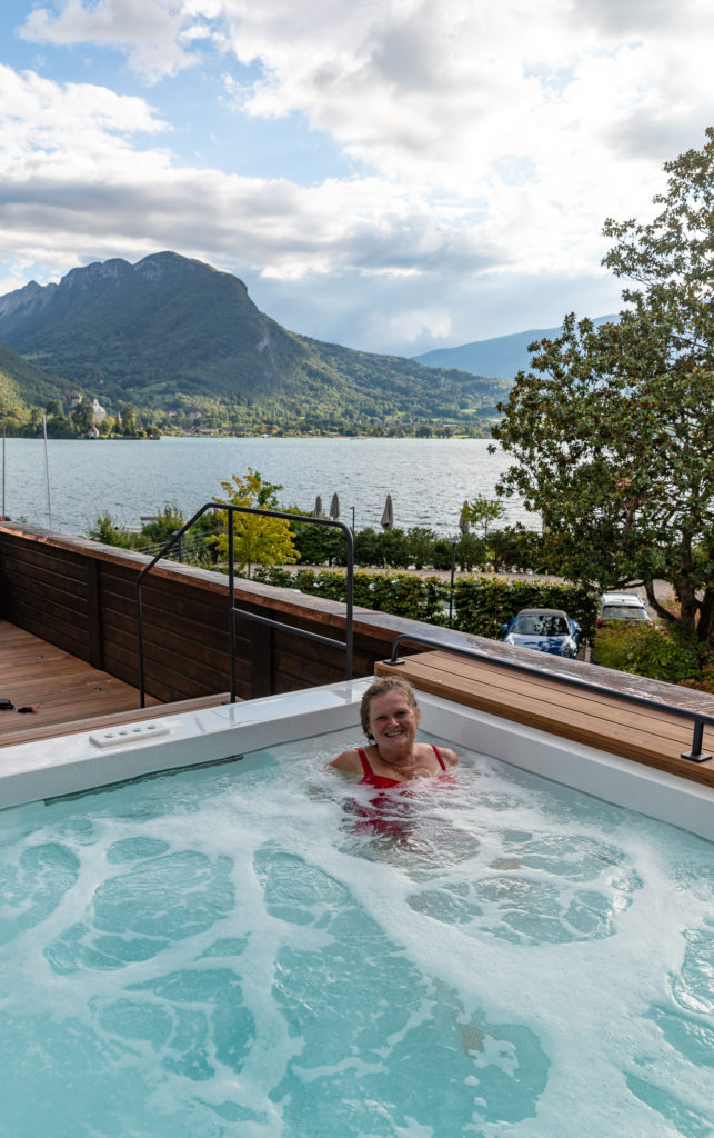 Que voir et que faire sur le lac d'Annecy? Les joyaux du lac d'Annecy : Talloires, un tour en bateau sur le lac d'Annecy, un vol en parapente à la Forclaz, de très bonnes adresses secrètes au bord du lac d'Annecy