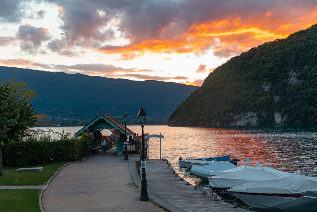 Que voir et que faire sur le lac d'Annecy? Les joyaux du lac d'Annecy : Talloires, un tour en bateau sur le lac d'Annecy, un vol en parapente à la Forclaz, de très bonnes adresses secrètes au bord du lac d'Annecy