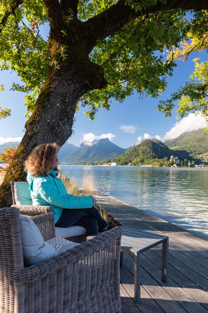 Que voir et que faire sur le lac d'Annecy? Les joyaux du lac d'Annecy : Talloires, un tour en bateau sur le lac d'Annecy, un vol en parapente à la Forclaz, de très bonnes adresses secrètes au bord du lac d'Annecy