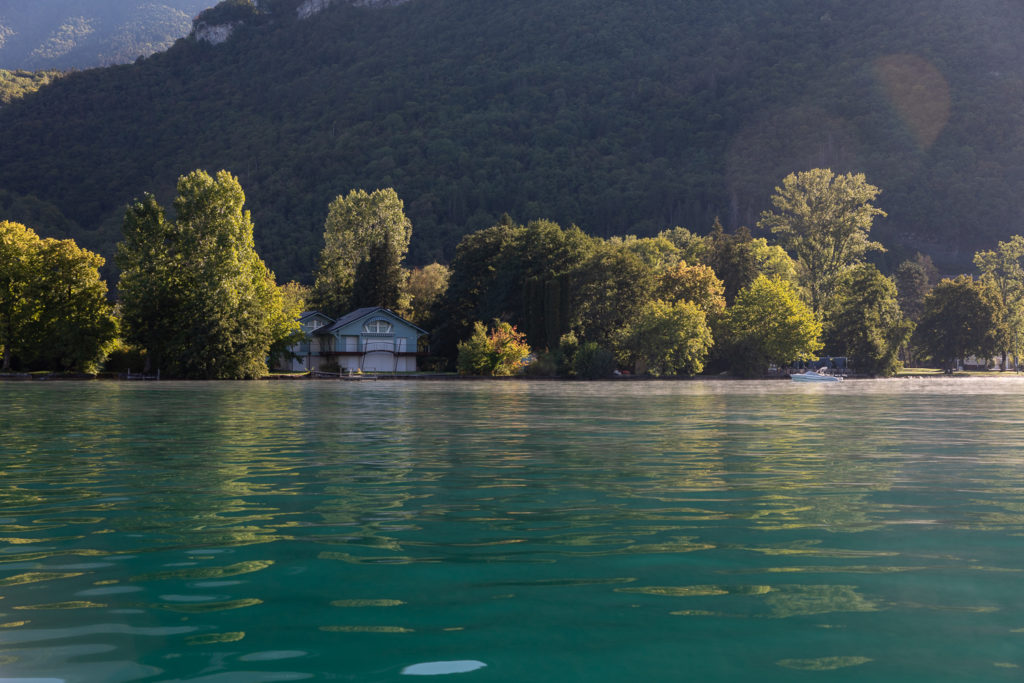 Que voir et que faire sur le lac d'Annecy? Les joyaux du lac d'Annecy : Talloires, un tour en bateau sur le lac d'Annecy, un vol en parapente à la Forclaz, de très bonnes adresses secrètes au bord du lac d'Annecy