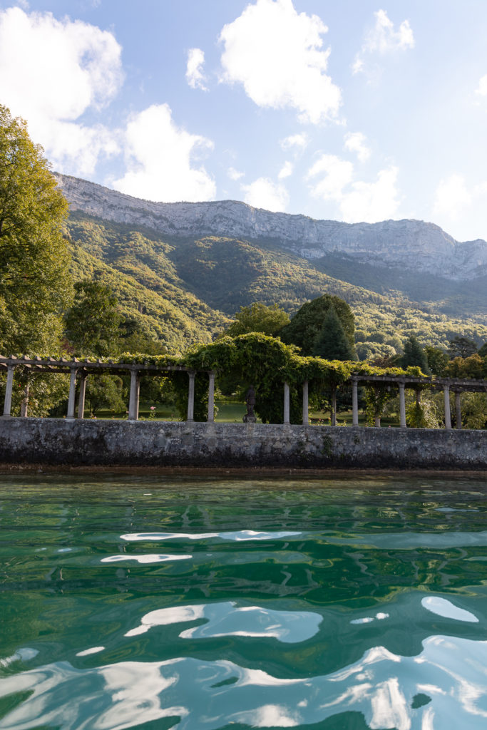 Que voir et que faire sur le lac d'Annecy? Les joyaux du lac d'Annecy : Talloires, un tour en bateau sur le lac d'Annecy, un vol en parapente à la Forclaz, de très bonnes adresses secrètes au bord du lac d'Annecy