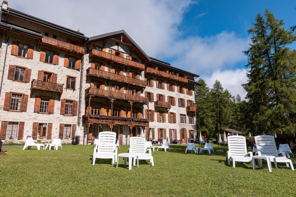 Blog que voir à Arolla : le grand hôtel Kurhaus au dessus du glacier d'Arolla, val d'Hérens