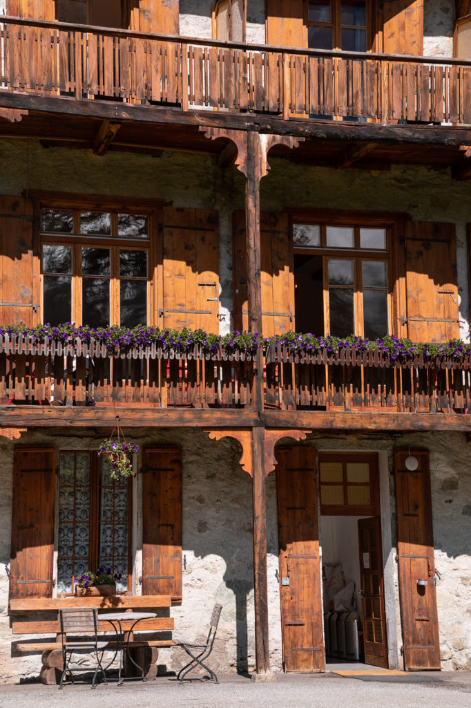 Blog que voir à Arolla : le grand hôtel Kurhaus au dessus du glacier d'Arolla, val d'Hérens