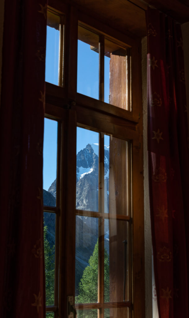 Blog que voir à Arolla : le grand hôtel Kurhaus au dessus du glacier d'Arolla, val d'Hérens