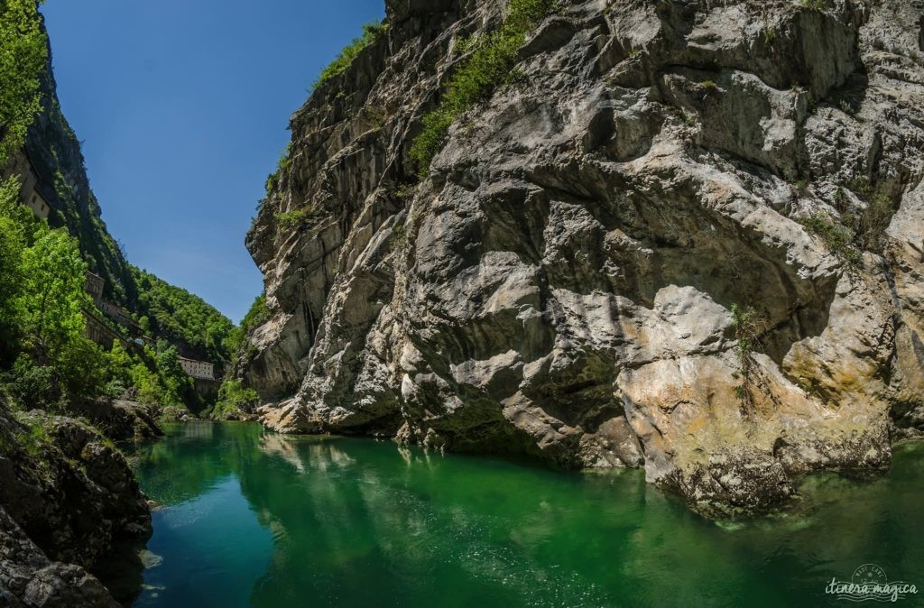 Que voir dans le Vercors et le Royans? Randonnées secrètes, cascades émeraude, routes vertigineuses, patrimoine rare, découvrez les secrets du Vercors.