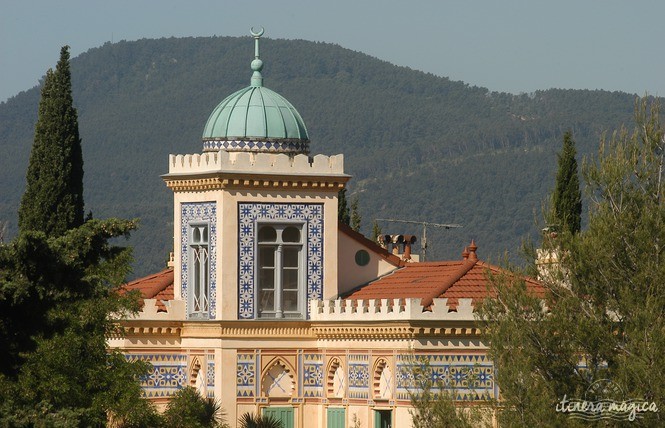 Sur les traces d'Alexis Godillot, découverte de Hyères au temps des villas et des grands hôtels, alors qu'on invente la Côte d'Azur. Jardins et fontaines, palmiers et histoires extravagantes.