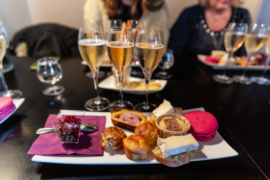 Visiter la Champagne entre automne et Noël : l'allée du champagne à Epernay, les maisons de champagne, Hautvillers, le marché de Noël de Reims, bonnes adresses à Reims...