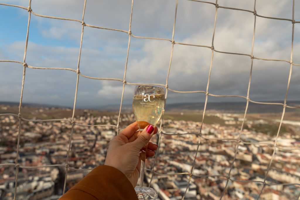 Visiter la Champagne entre automne et Noël : l'allée du champagne à Epernay, les maisons de champagne, Hautvillers, le marché de Noël de Reims, bonnes adresses à Reims...