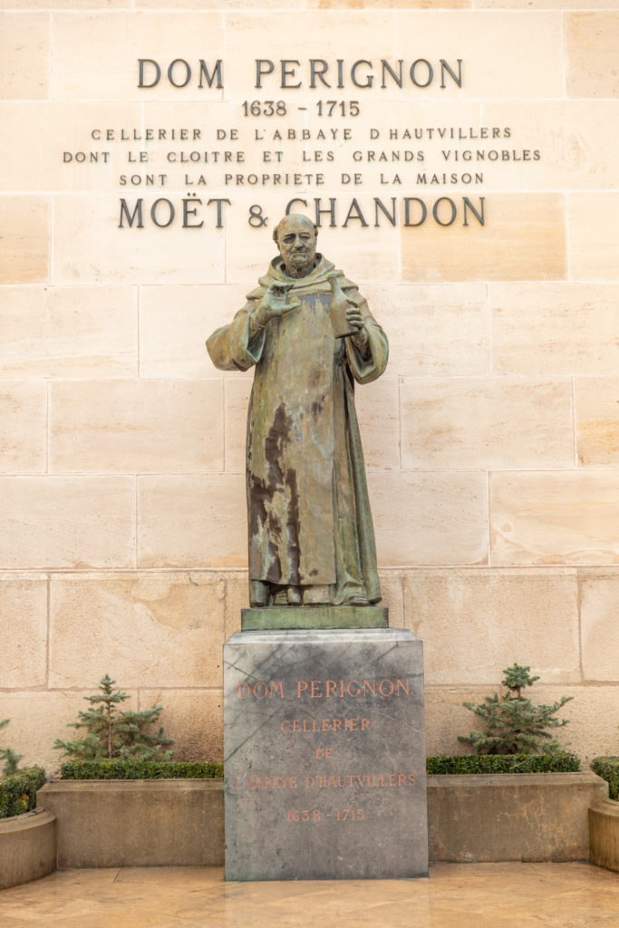 Visiter la Champagne entre automne et Noël : l'allée du champagne à Epernay, les maisons de champagne, Hautvillers, le marché de Noël de Reims, bonnes adresses à Reims...